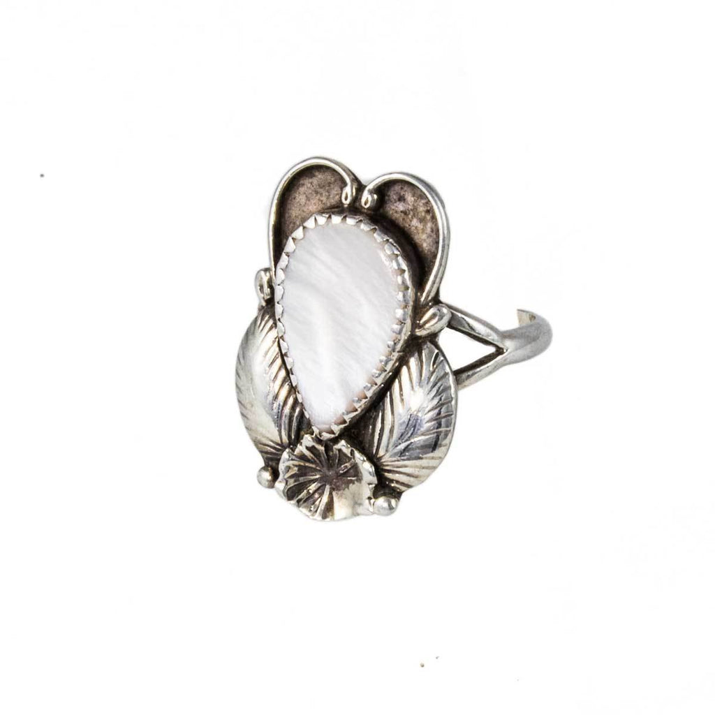 Jewellery Hound Ring Native American (Gene Natan) Navajo Sterling Silver and Mother of Pearl Ring