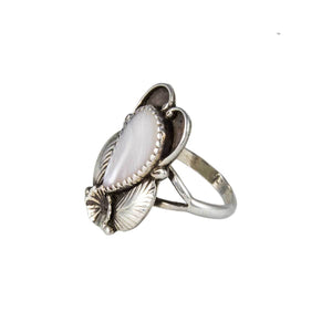 Jewellery Hound Ring Native American (Gene Natan) Navajo Sterling Silver and Mother of Pearl Ring